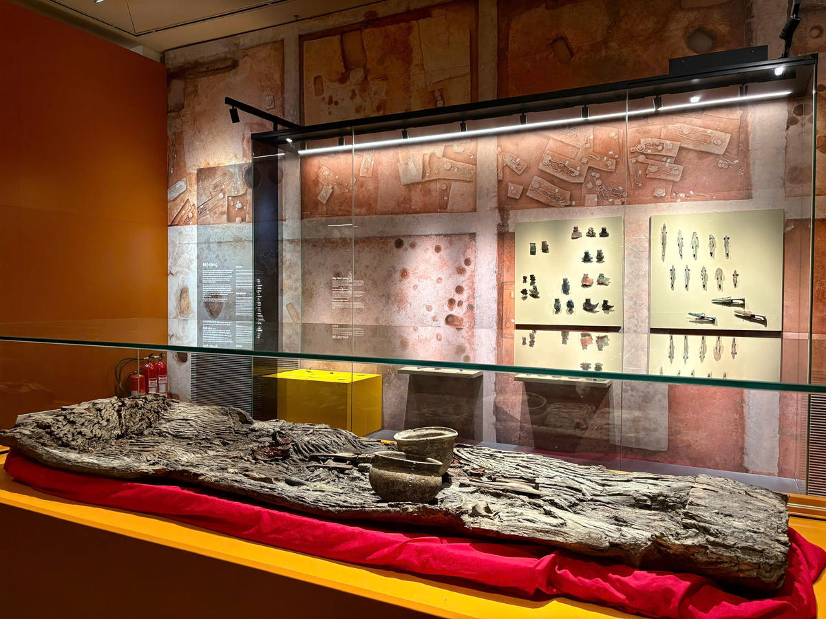 Trong chủ đề 2, những cư dân đầu tiên khai phá mảnh đất Hà Nội, họ đã để lại dấu vết vật chất và tinh thần thông qua các địa tầng văn hoá khai quật khảo cổ học.
Mỗi hiện vật được trưng bày là một mảnh ghép ký ức, góp phần tái hiện đời sống và văn hoá qua từng thời kỳ.