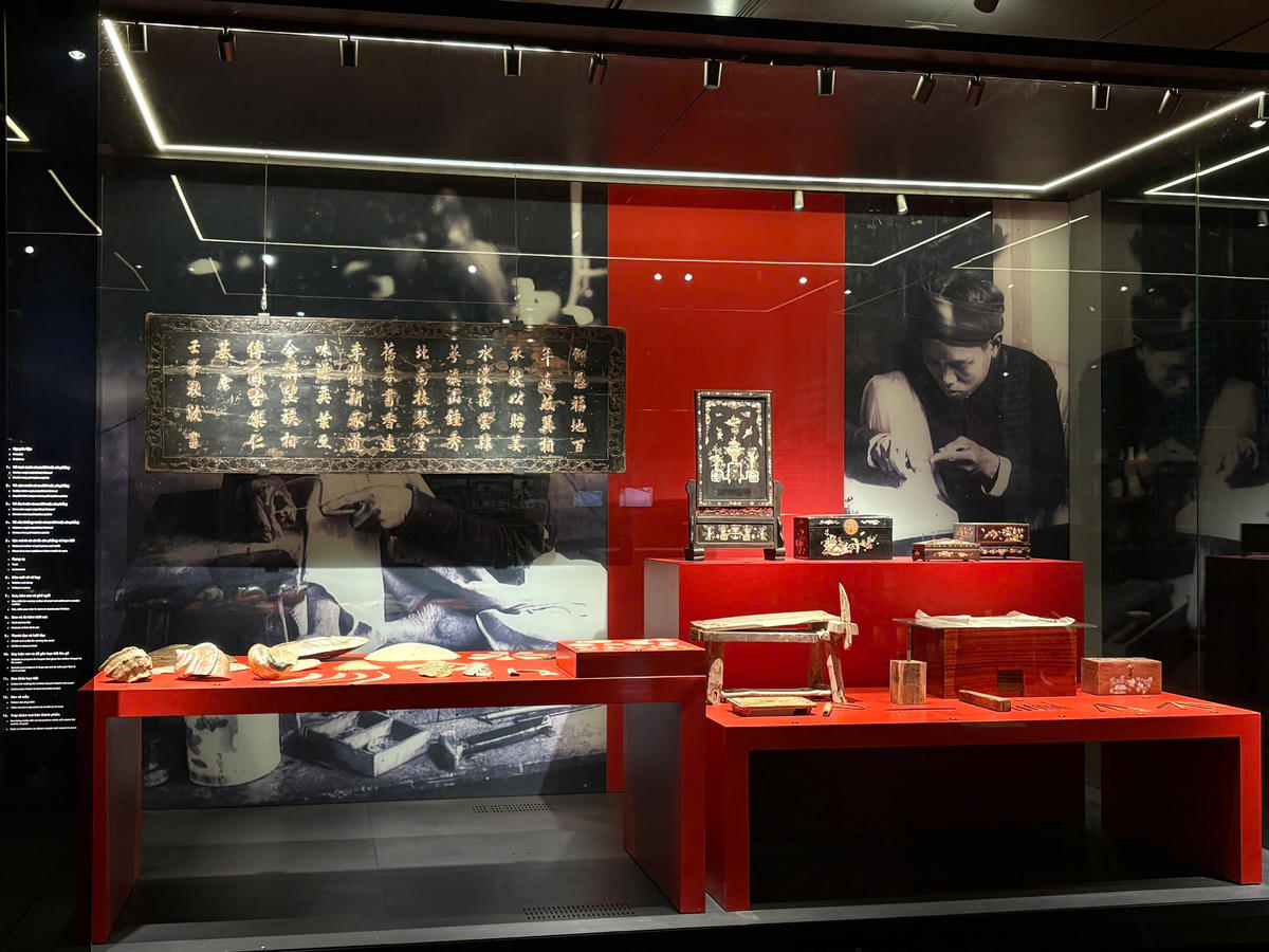 Sơn mài khảm trai truyền thống tái hiện kỹ thuật chế tác tinh xảo của nghệ nhân xưa.