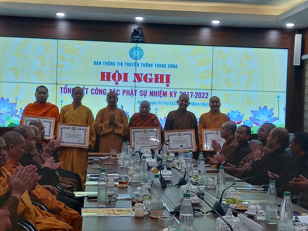 Các tập thể và cá nhân được nhận bằng khen của Ban Trị sự Giáo hội Phật giáo Việt Nam vì có nhiều đóng góp cho công tác Phật sự.