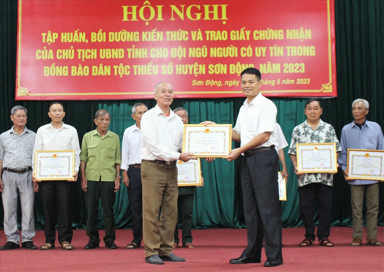 hó trưởng Ban Dân tộc tỉnh Bắc Giang Lê Bá Xuyên, trao Giấy chứng nhận cho người uy tín.
