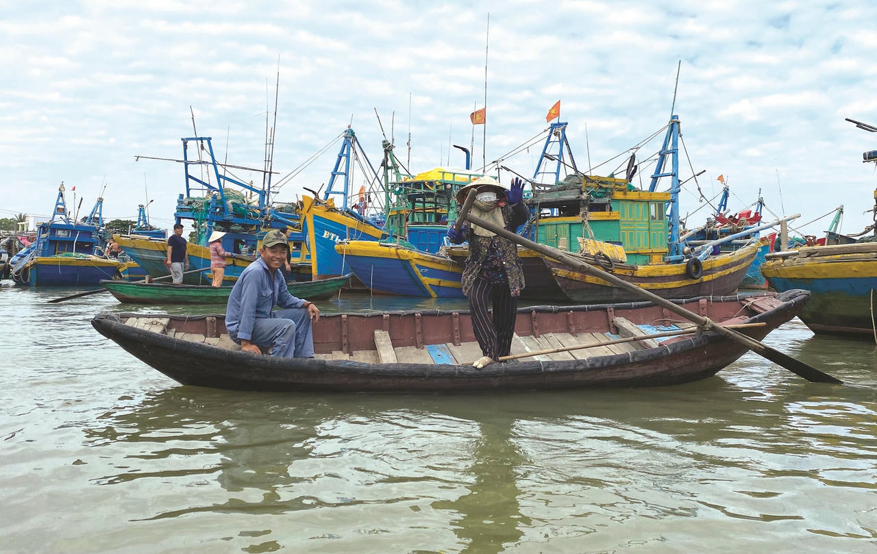 Ảnh 1-Những bóng hồng mùa biển động