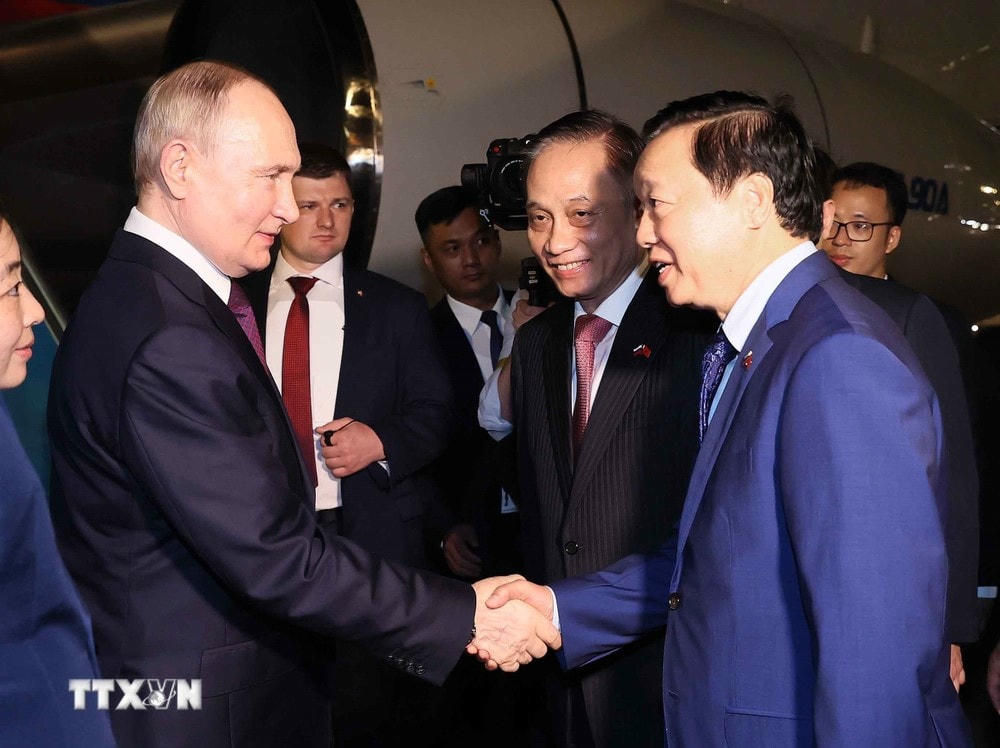Trưởng Ban Đối ngoại Trung ương Lê Hoài Trung và Phó Thủ tướng Trần Hồng Hà đón Tổng thống Liên bang Nga Vladimir Putin tại Sân bay Quốc tế Nội Bài. (Ảnh: An Đăng/TTXVN) ttxvn_tong_thong_lb_nga_vladimir_putin_den_ha_noi_2006-3.jpg