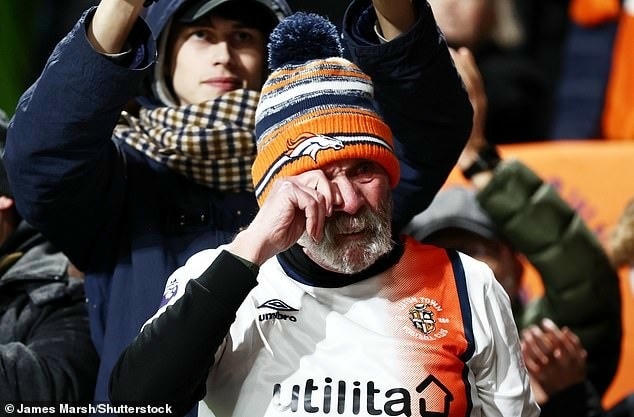 Cầu thủ đổ gục vì đau tim, trận đấu ở Premier League bị hủy sau 60 phút - 4 Cầu thủ đổ gục vì đau tim, trận đấu ở Premier League bị hủy sau 60 phút - 4