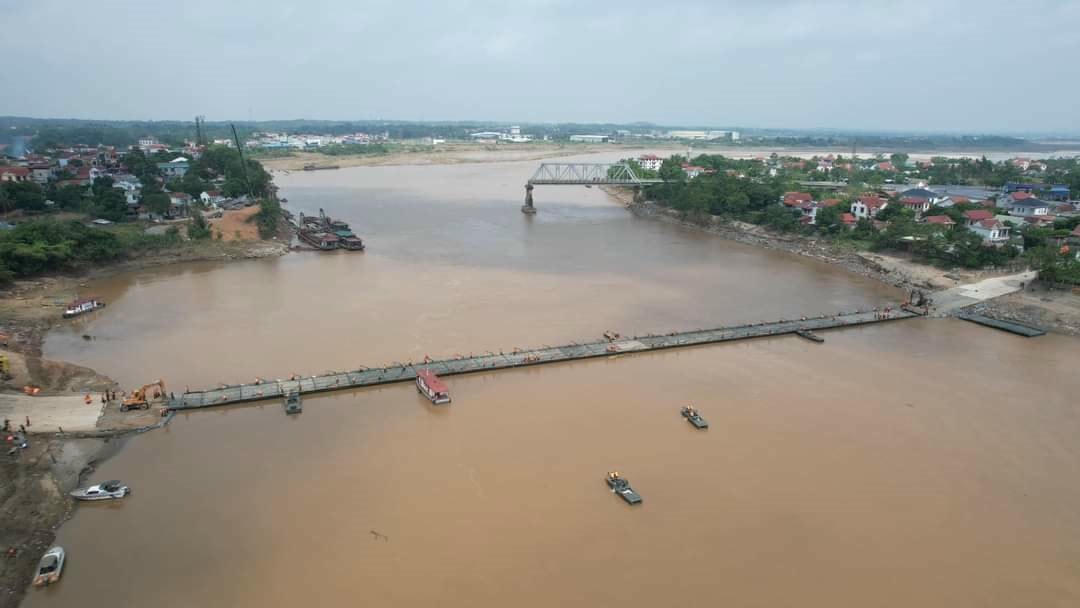 Chỉ sau hơn 1 tiếng, cầu phao bắc qua sông Hồng để thay thế cầu Phong Châu bị sập đã hoàn thành. Ảnh: Ngô Hùng.