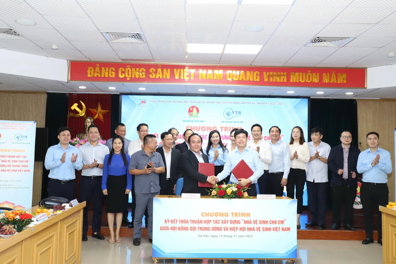 Các đơn vị ký kết biên bản thoả thuận tặng nhà vệ sinh cho học sinh vùng sâu, vùng xa. 