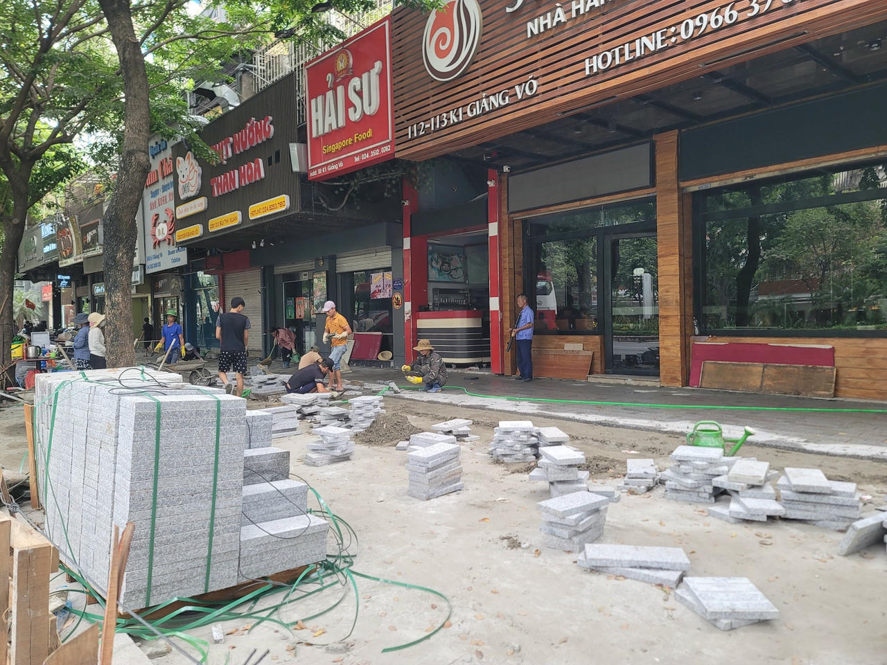 Vỉa hè gạch block cũ, xuống cấp sẽ được thay thế hoàn toàn bằng đá: đá lát, đá bó vỉa hè. 