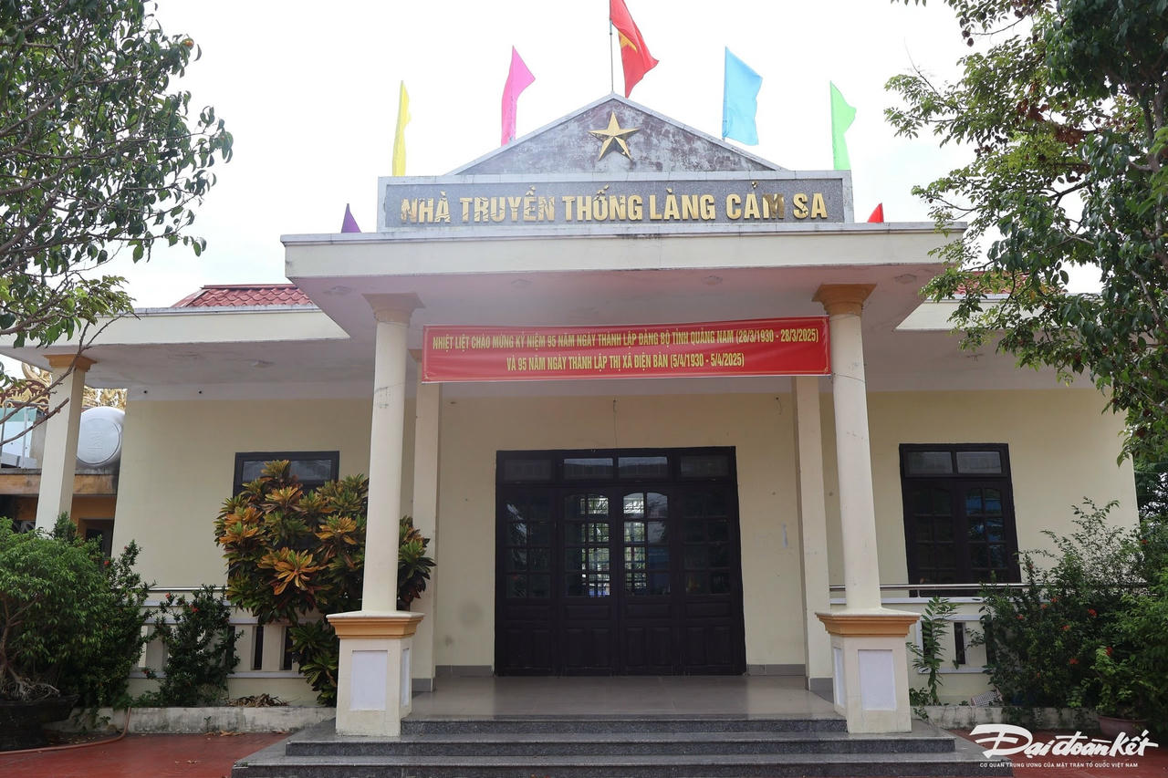 Nhà truyền thống của làng Cẩm Sa. Ảnh: CV.