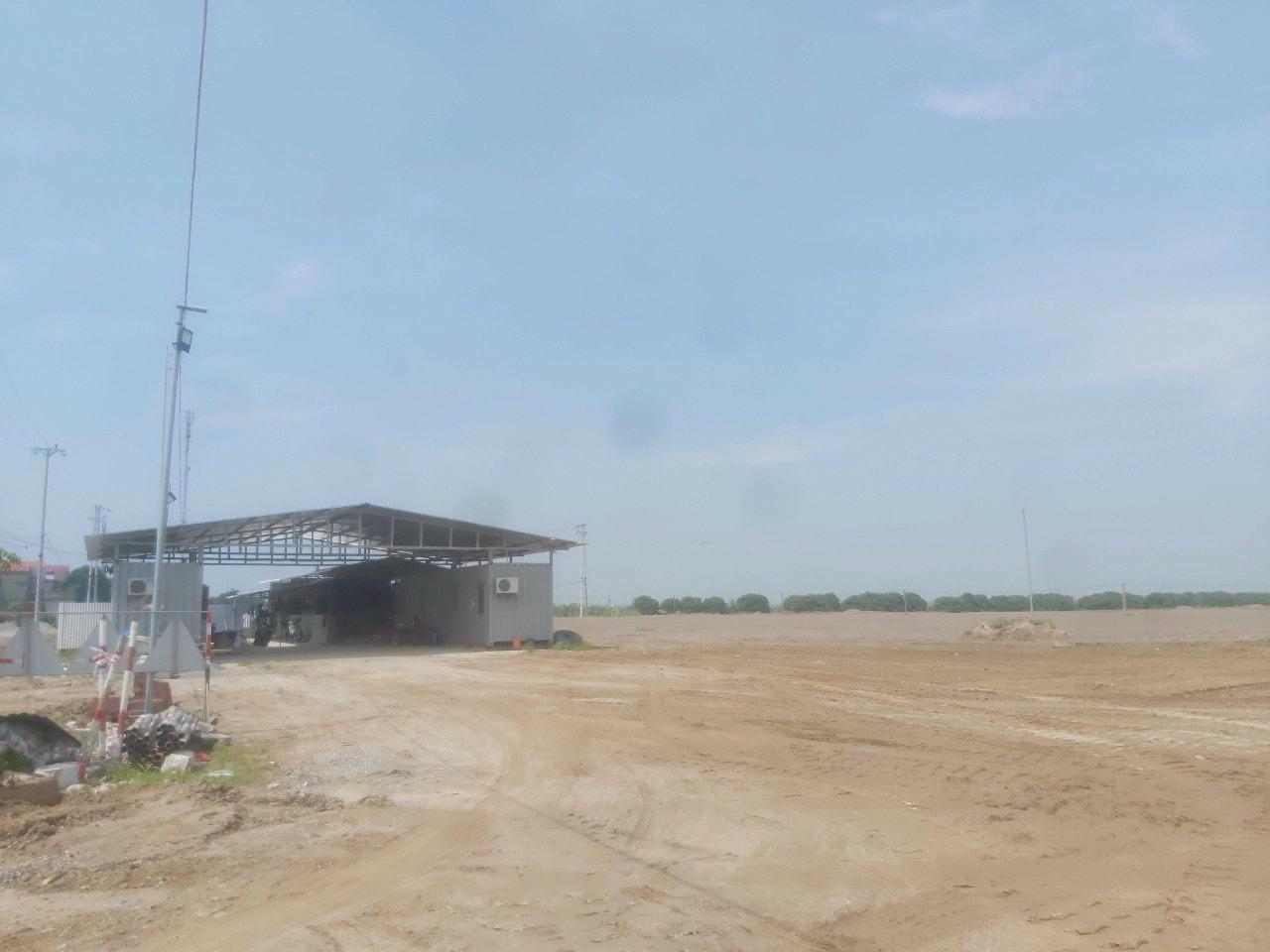 Từ đất ruộng biến thành bãi đất trống để chờ