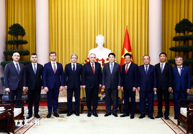 Chủ tịch nước Lương Cường với Viện trưởng Viện Kiểm sát Tối cao Azerbaijan Kamran Bayram Aliyev và các đại biểu. (Ảnh: Lâm Khánh/TTXVN) ttxvn-2403-chu-tich-nuoc-viet-nam-azerbaijan-1.jpg