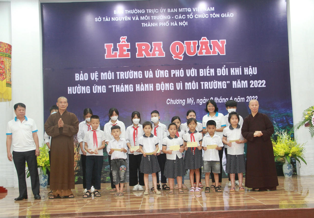 Ni trưởng Thích Đàm Khoa, Trụ trì chùa Trăm Gian đã trao 15 suất quà cho các cháu học sinh nghèo vượt khó trên địa bàn xã Tiên Phương.