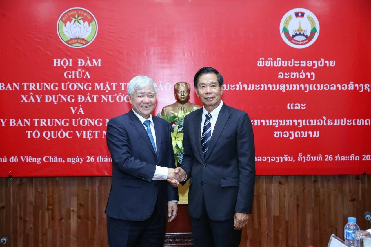 Ttại thủ đô Vientiane, trong khuôn khổ chuyến thăm hữu nghị chính thức Lào của Đoàn đại biểu cấp cao Ủy Ban Trung ương Mặt trận Tổ quốc Việt Nam, đồng chí Đỗ Văn Chiến, Bí thư Trung ương Đảng, Chủ tịch  Ủy ban Trung ương Mặt trận Tổ quốc Việt Nam đã có cuộc gặp làm việc và sau đó hội đàm với đồng chí Sinlavong Khoutphaythoune, Ủy viên Bộ Chính trị, Chủ tịch Ủy ban Trung ương Mặt trận Lào Xây dựng đất nước.