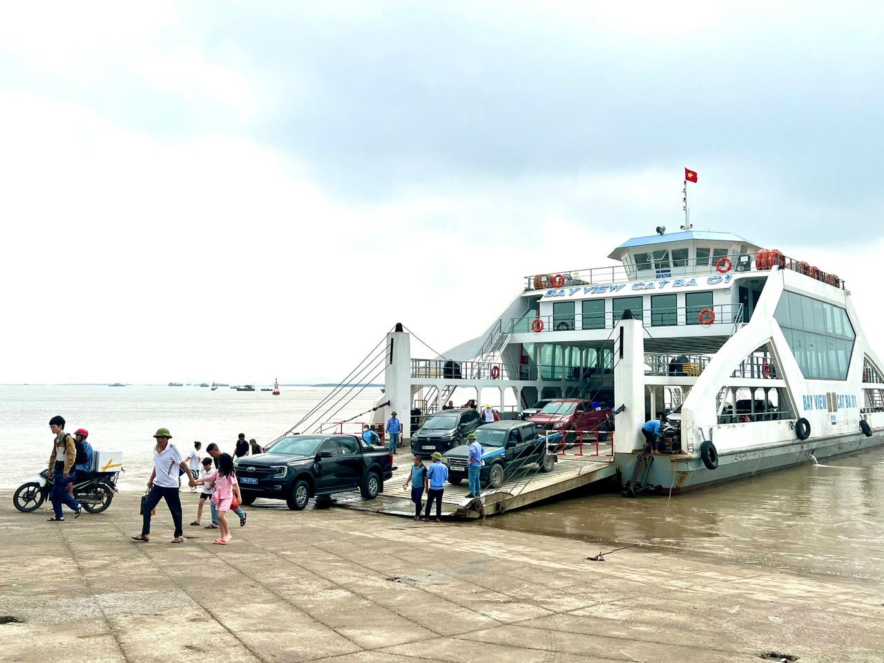 Ở chiều ngược lại, phà chở phương tiện từ đảo Cát Bà lên đất liền khá thông thoáng. Theo thống kê, từ 5 giờ đến khoảng 8h15’, cán bộ tại bến phà Đồng Bài - Cái Viềng đã bố trí khoảng 16 chuyến đón khách sang đảo Ngọc. Đơn vị đã vận hành 5 phà Bay View gần 200 tấn, chạy liên tục để phục vụ hành khách. Bên cạnh đó, đơn vị sẽ bổ sung 2 phà nhỏ 20 tấn trong các trường hợp cấp bách. Ảnh: Phương Thanh.