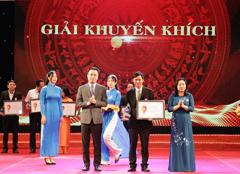 Đại diện nhóm tác giả Trương Minh Tú nhận giải Khuyến khích cuộc thi với sáng kiến 