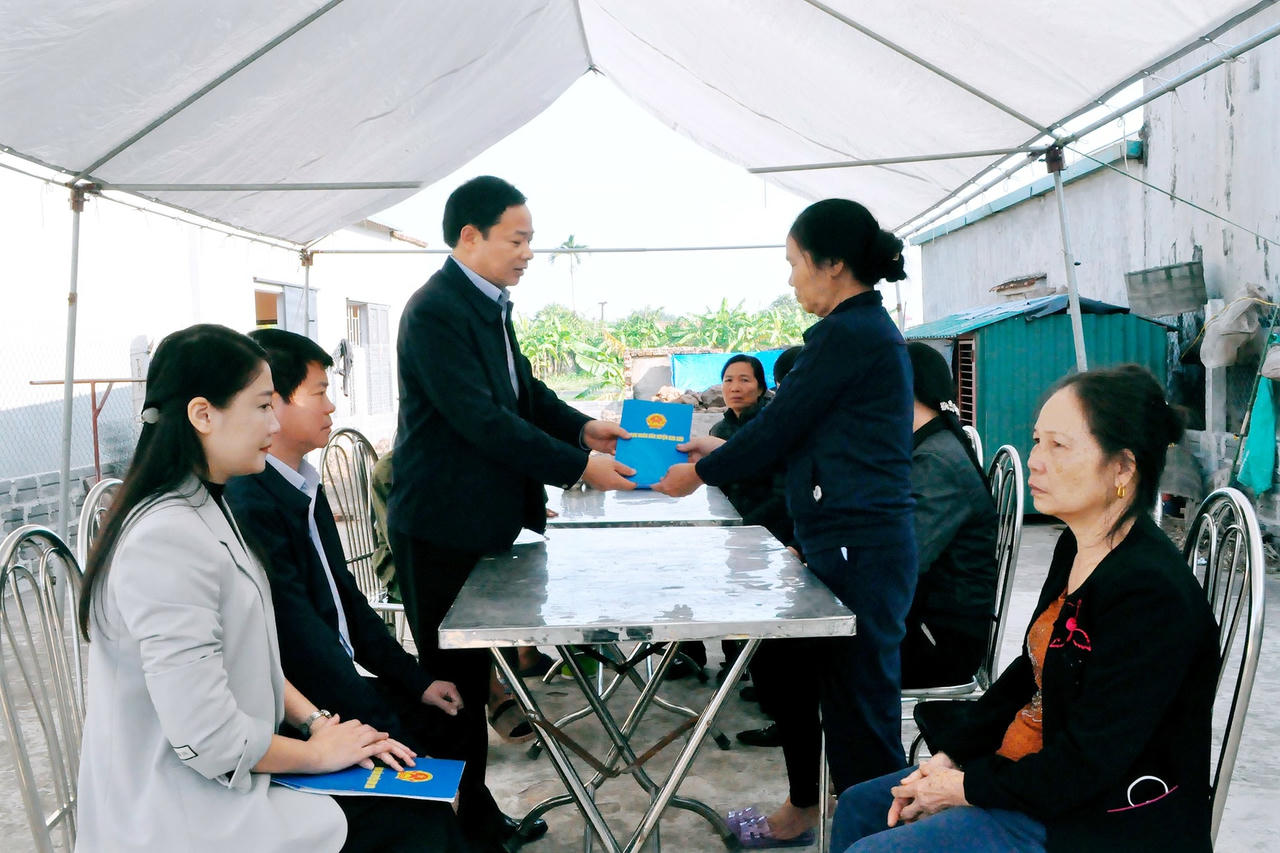 tham-hoi-dong-vien-gia-dinh-nan-nhan-ltg.jpg