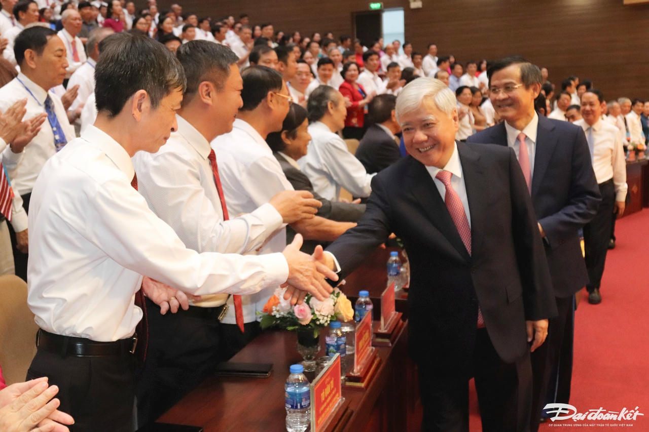 Chủ tịch Đỗ Văn Chiến cùng các đại biểu dự đại hội.