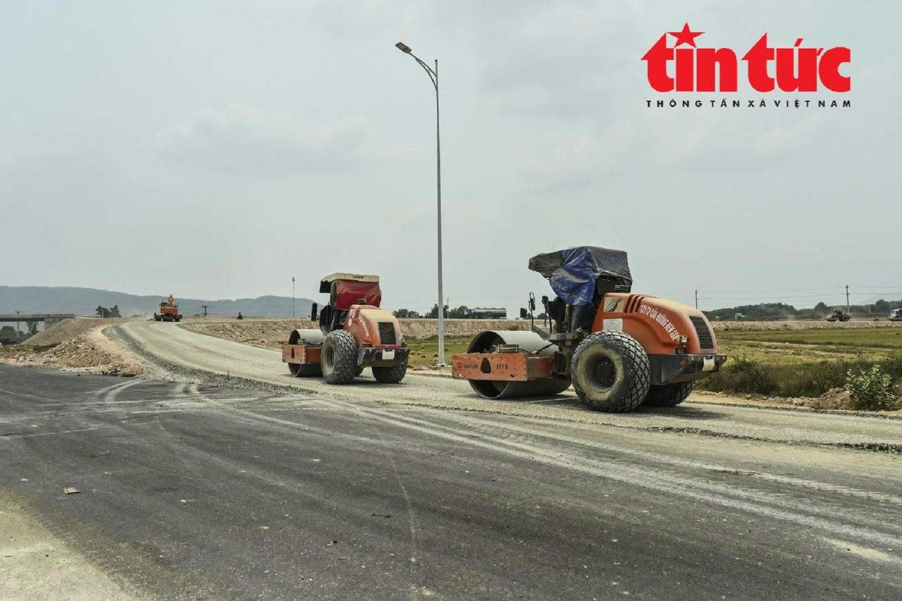 Máy móc cũng được các nhà thầu huy động tối đa trên công trường cao tốc Vĩnh Hảo - Phan Thiết trong giai đoạn nước rút cán đích. Ảnh: Nguyễn Thanh.