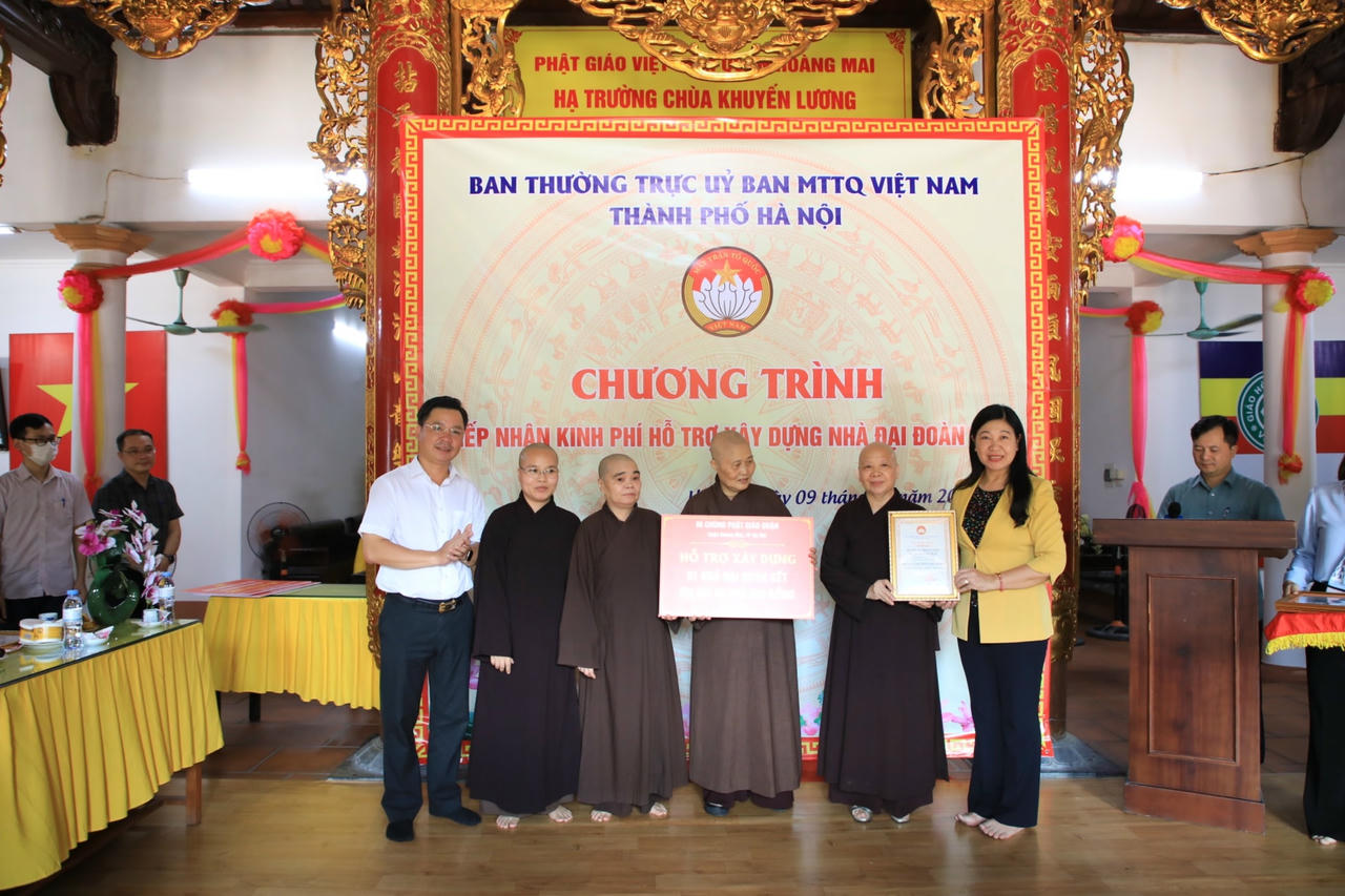 Bà Nguyễn Lan Hương, Chủ tịch Ủy ban MTTQ thành phố Hà Nội tiếp nhận ủng hộ từ Ban Trị sự giáo hội Phật giáo quận Hoàng Mai.
