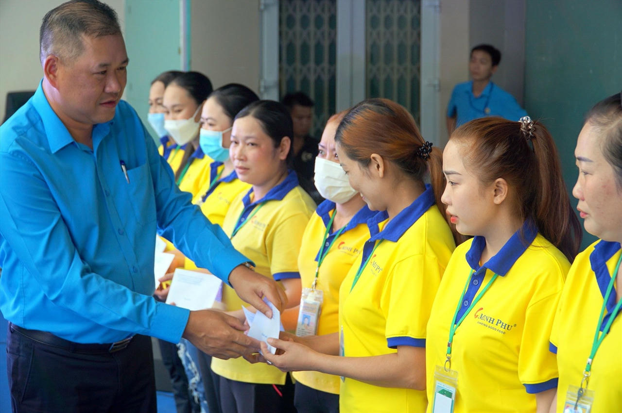 Ông Nguyễn Minh Dũng - Ủy viên Đoàn Chủ tịch, Tổng LĐLĐ Việt Nam tặng quà cho công nhân nhân dịp Tết Nguyên đán 2023. Ảnh: nvcc