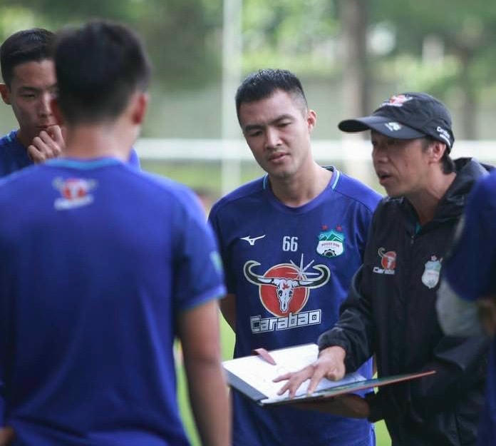 Trợ lý HLV Dương Minh Ninh (phải) có hơn 20 năm gắn bó với Hoàng Anh Gia Lai. Ảnh: HAGL FC.