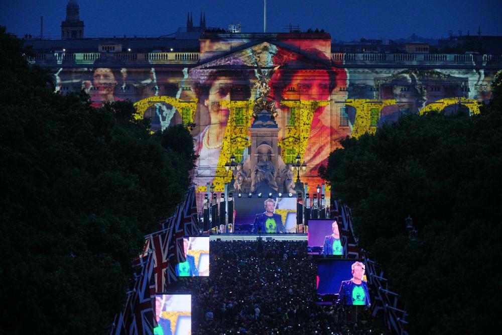 Hình ảnh của Nữ hoàng Elizabeth II được chiếu lên Cung điện Buckingham. Ảnh: AP.