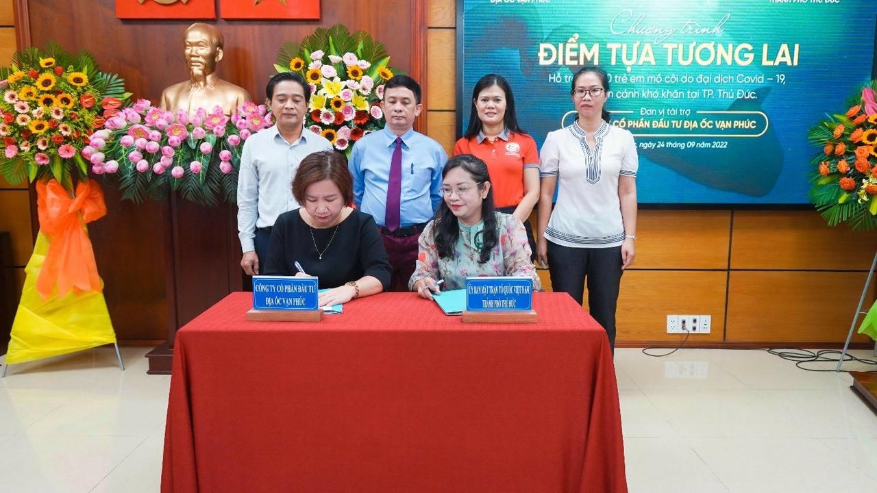 Đại diện Van Phuc Group ký tài trợ chương trình