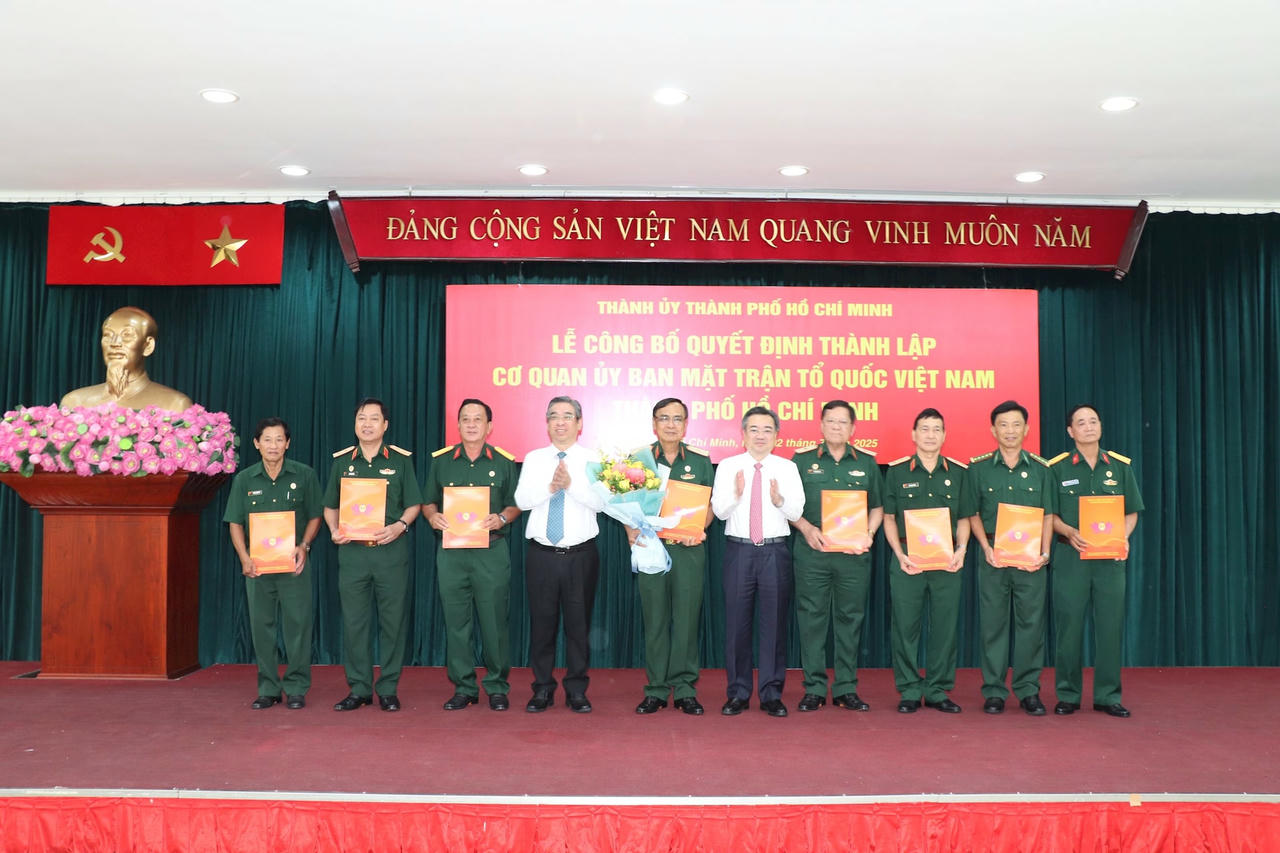 Trao Quyết định nhân sự Chủ tịch, các Phó Chủ tịch Hội Cựu chiến binh TP Hồ Chí Minh. Ảnh Q.Định.