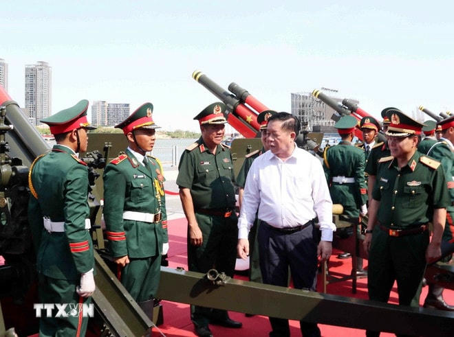 Ông Nguyễn Trọng Nghĩa kiểm tra công tác chuẩn bị pháo lễ trong Lễ kỷ niệm 50 năm Ngày Giải phóng miền Nam, thống nhất đất nước. (Ảnh: Xuân Khu/TTXVN) ttxvn-ong-nguyen-trong-nghia-dieu-binh-2.jpg