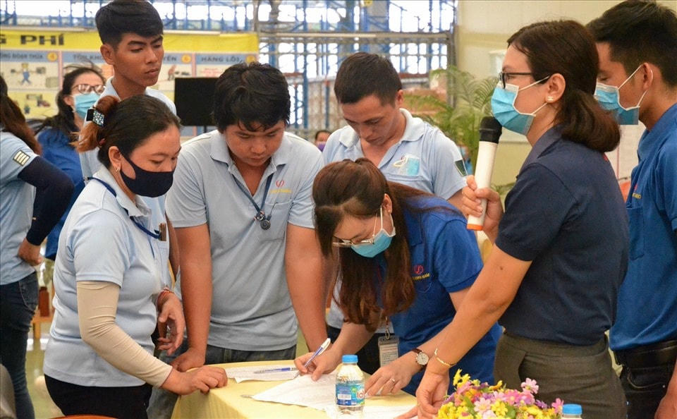 Đoàn viên, người lao động Công ty TNHH An Giang Samho làm thủ tục nhận hỗ trợ từ LĐLĐ tỉnh An Giang.