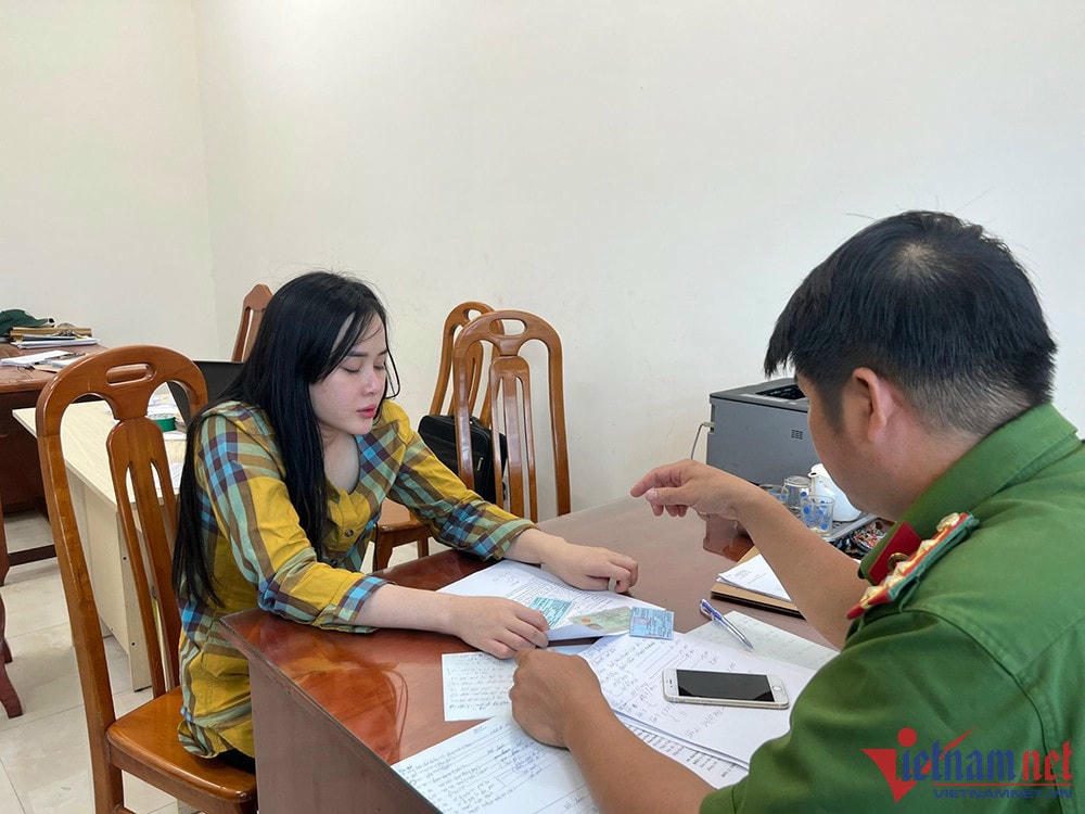 Đối tượng Ninh Thị Vân Anh tại cơ quan điều tra. Ảnh: Lê Huân.