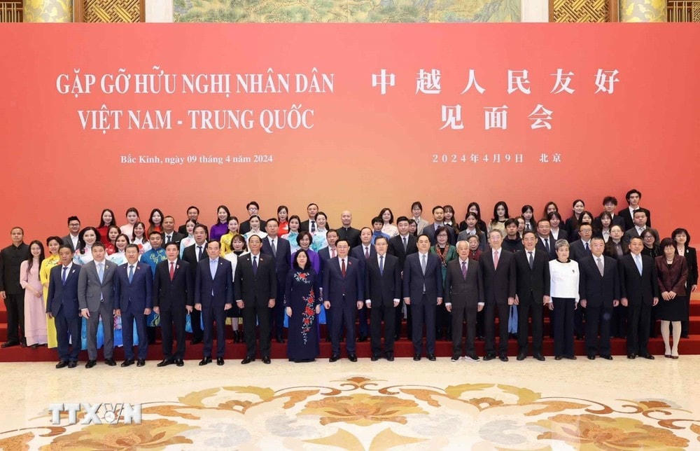 Chủ tịch Quốc hội Vương Đình Huệ với các đại biểu. (Ảnh: Nhan Sáng/TTXVN) ttxvn_vuong_dinh_hue_7.jpg