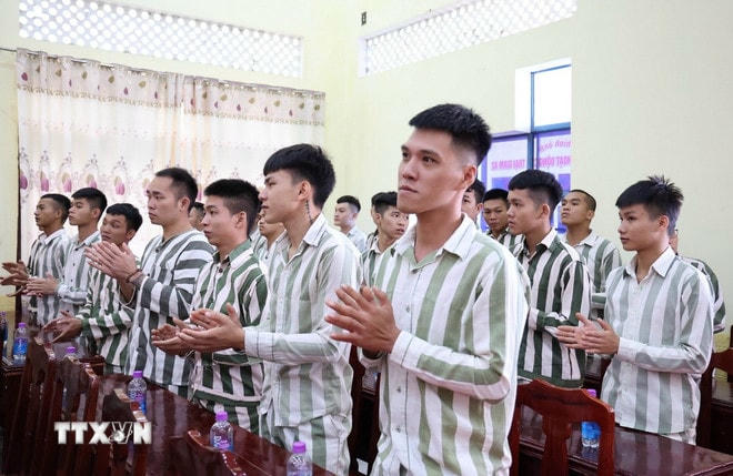 Các phạm nhân tại Trại giam A2 vỗ tay chúc mừng sau khi nghe công bố Quyết định đặc xá của Chủ tịch nước. (Ảnh: Tiên Minh/TTXVN) ttxvn-cong-bo-quyet-dinh-dac-xa-cua-chu-tich-nuoc-tai-trai-giam-a2-2.jpg