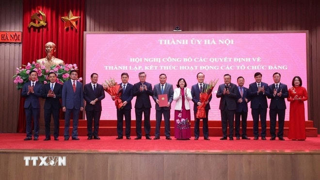 Ủy viên Bộ Chính trị, Bí thư Thành uỷ Hà Nội Bùi Thị Minh Hoài và Ủy viên Trung ương Đảng, Phó Trưởng Ban Tổ chức Trung ương Nguyễn Quang Dương trao Quyết định thành lập Đảng bộ các cơ quan Đảng TP Hà Nội. (Ảnh: Văn Điệp/TTXVN) ttxvn-ha-noi-cong-bo-thanh-lap-ket-thuc-hoat-dong-cac-to-chuc-dang3-resize.jpg