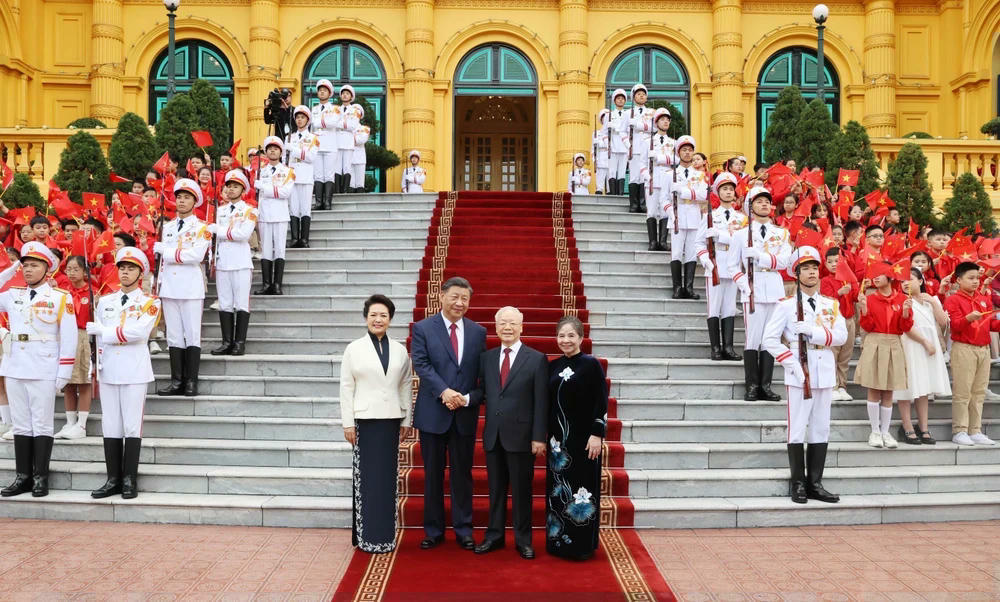 Tổng Bí thư Nguyễn Phú Trọng và Phu nhân chủ trì Lễ đón Tổng Bí thư, Chủ tịch nước Trung Quốc Tập Cận Bình và Phu nhân. (Ảnh: Trí Dũng/TTXVN) ttxvn-le-don-tong-bi-thu-chu-tich-nuoc-trung-quoc-tap-can-binh-6-6854.jpg