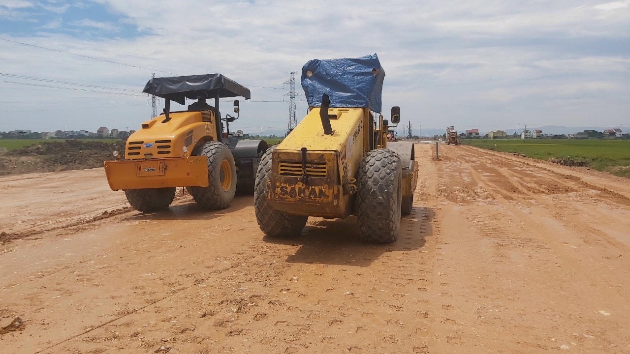 Mặc dù thời tiết đầu tháng 5 khá khắc nghiệt, nhưng công nhân CIENCO 4 vẫn hối hả với nhiệm vụ của mình.