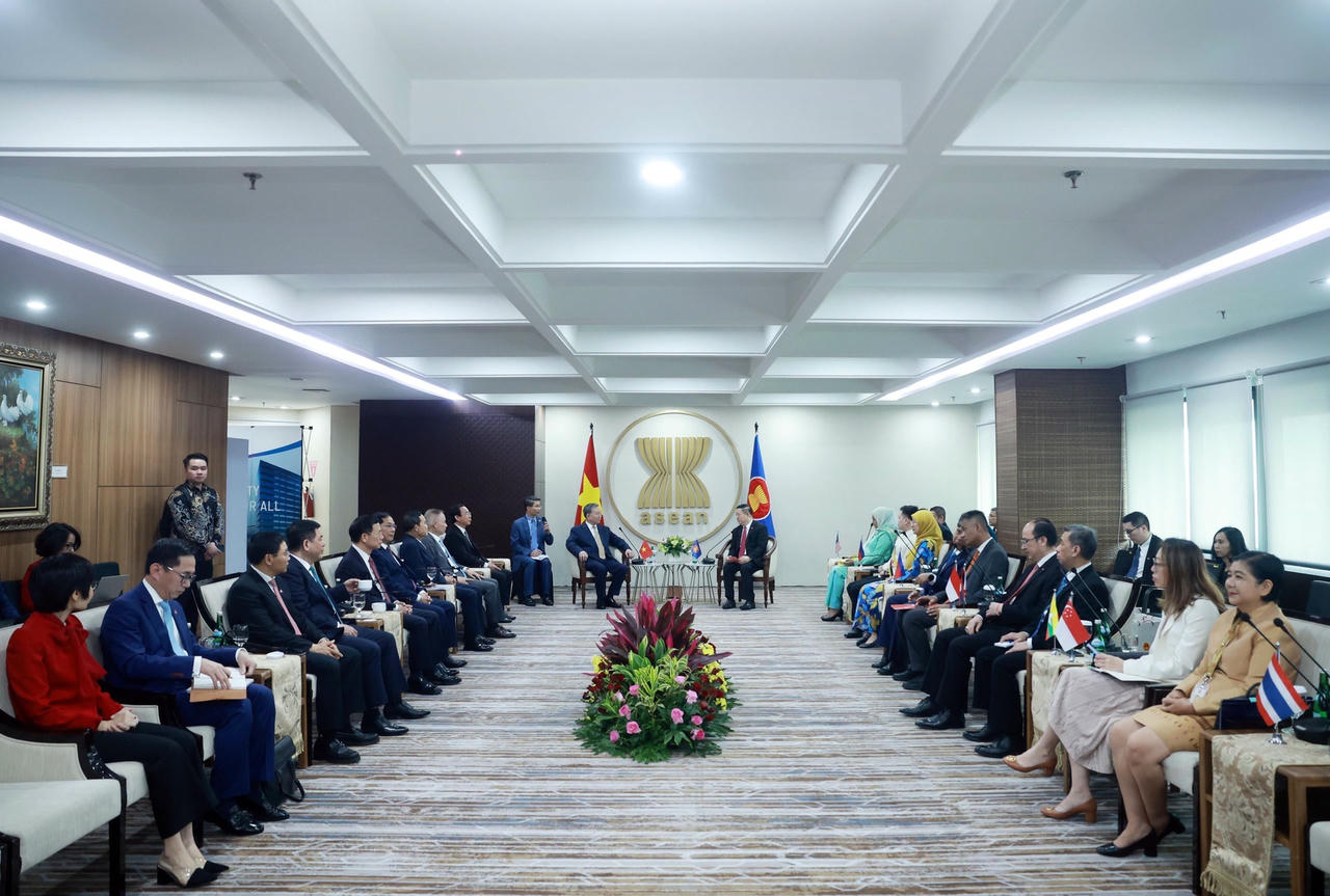 Tổng Bí thư Tô Lâm gặp Tổng Thư ký ASEAN ASEAN Kao Kim Hourn và Ủy ban đại diện thường trực bên cạnh ASEAN (CPR). (Ảnh: Thống Nhất/TTXVN) tong-bi-thu-to-lam-tham-chinh-thuc-ban-thu-ky-asean-7904196.jpg