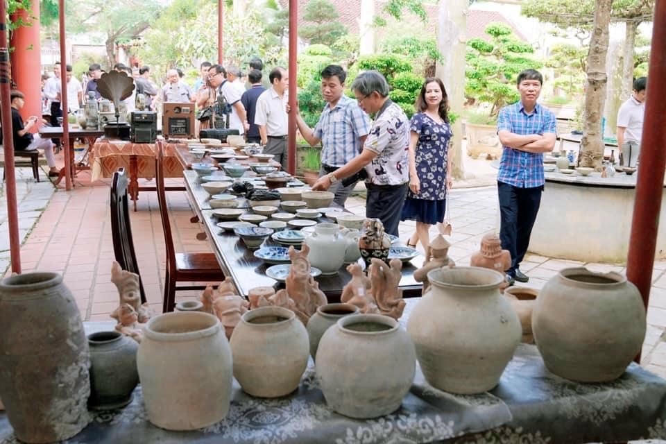 1-khach-tham-quan-tai-bao-tang-co-vat-hoang-long.jpg