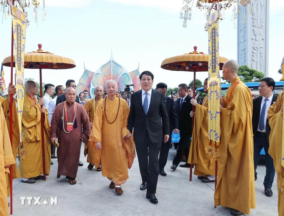 Chủ tịch nước Lương Cường và Trưởng lão hòa thượng Thích Trí Quảng, Pháp chủ Giáo hội Phật giáo Việt Nam dự khai mạc Đại lễ Phật đản Liên hợp quốc - Vesak 2025. (Ảnh: Lâm Khánh/TTXVN)