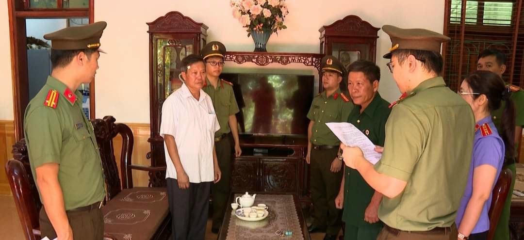 Cơ quan An ninh điều tra đọc lệnh bắt, khám xét nơi ở của đối tượng Đoàn Kim Nho - nguyên trưởng Phòng tài nguyên và môi trường TX Phú Thọ. Ảnh: Công an tỉnh Phú Thọ