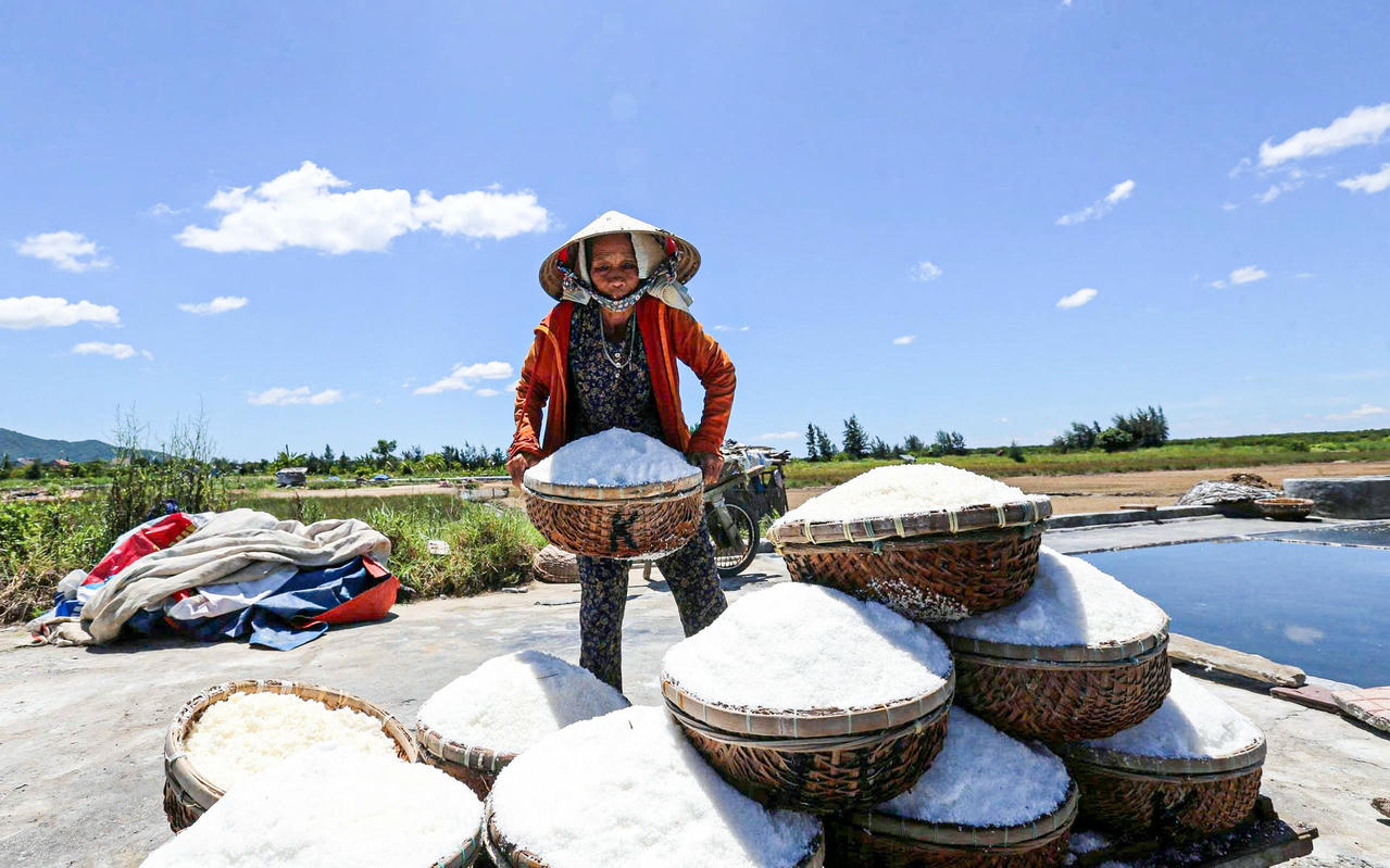 Nghề muối vất vả, phụ thuộc thời tiết nhưng nhiều diêm dân vẫn gắn bó vì coi đó là kế sinh nhai truyền thống