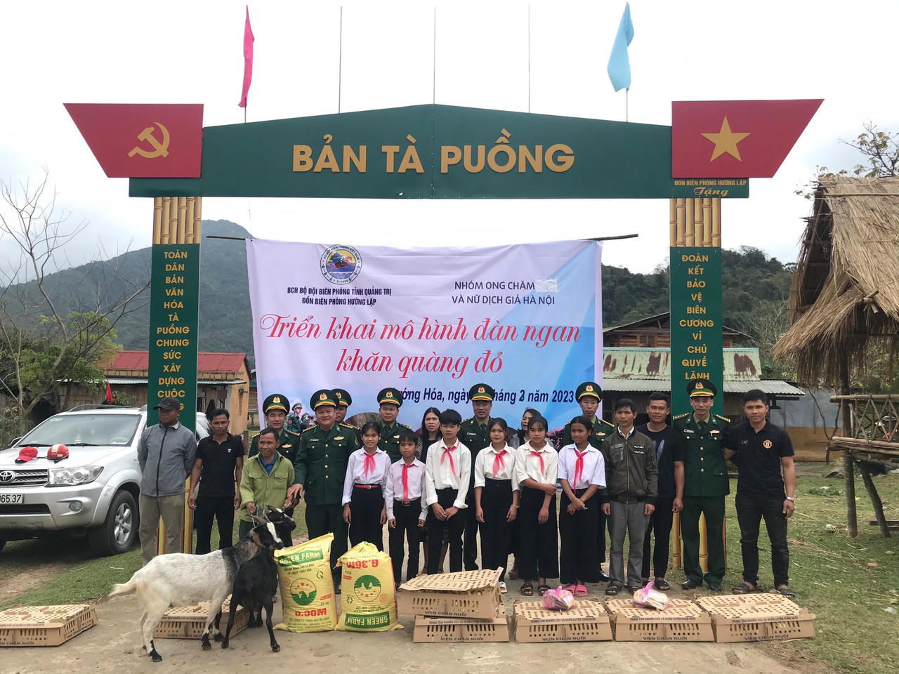 Quang cảnh hoạt động trao con giống tại bản Tà Puồng.