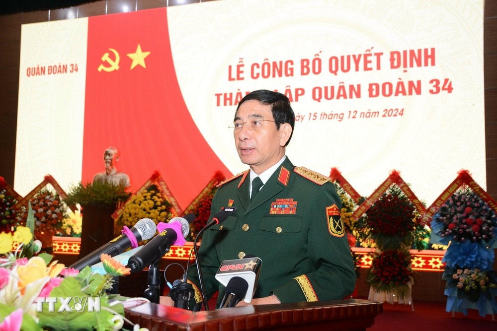 Đại tướng Phan Văn Giang, Ủy viên Bộ Chính trị, Phó Bí thư Quân ủy Trung ương, Bộ trưởng Bộ Quốc phòng phát biểu. (Ảnh: TTXVN phát) ttxvn_le_cong_bo_quyet_dinh_thanh_lap_quan_doan_34_1512-2.jpg