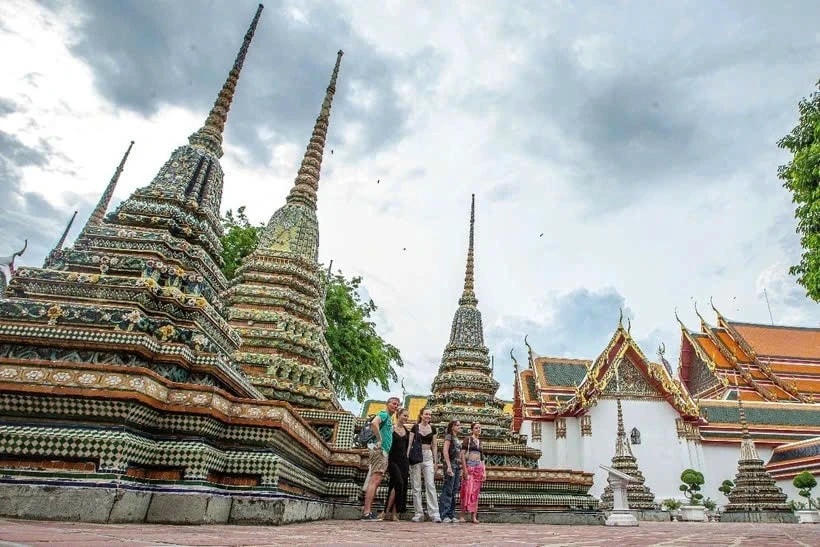 Khách du lịch quốc tế tham quan một ngôi chùa ở Bangkok, Thái Lan. (Ảnh: THX/TTXVN)