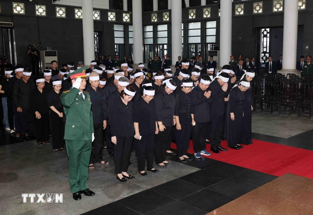 Đoàn gia đình, dòng họ viếng Tổng Bí thư Nguyễn Phú Trọng. (Ảnh: TTXVN) ttxvn_gia dinh dong ho vieng tong bi thu.jpg