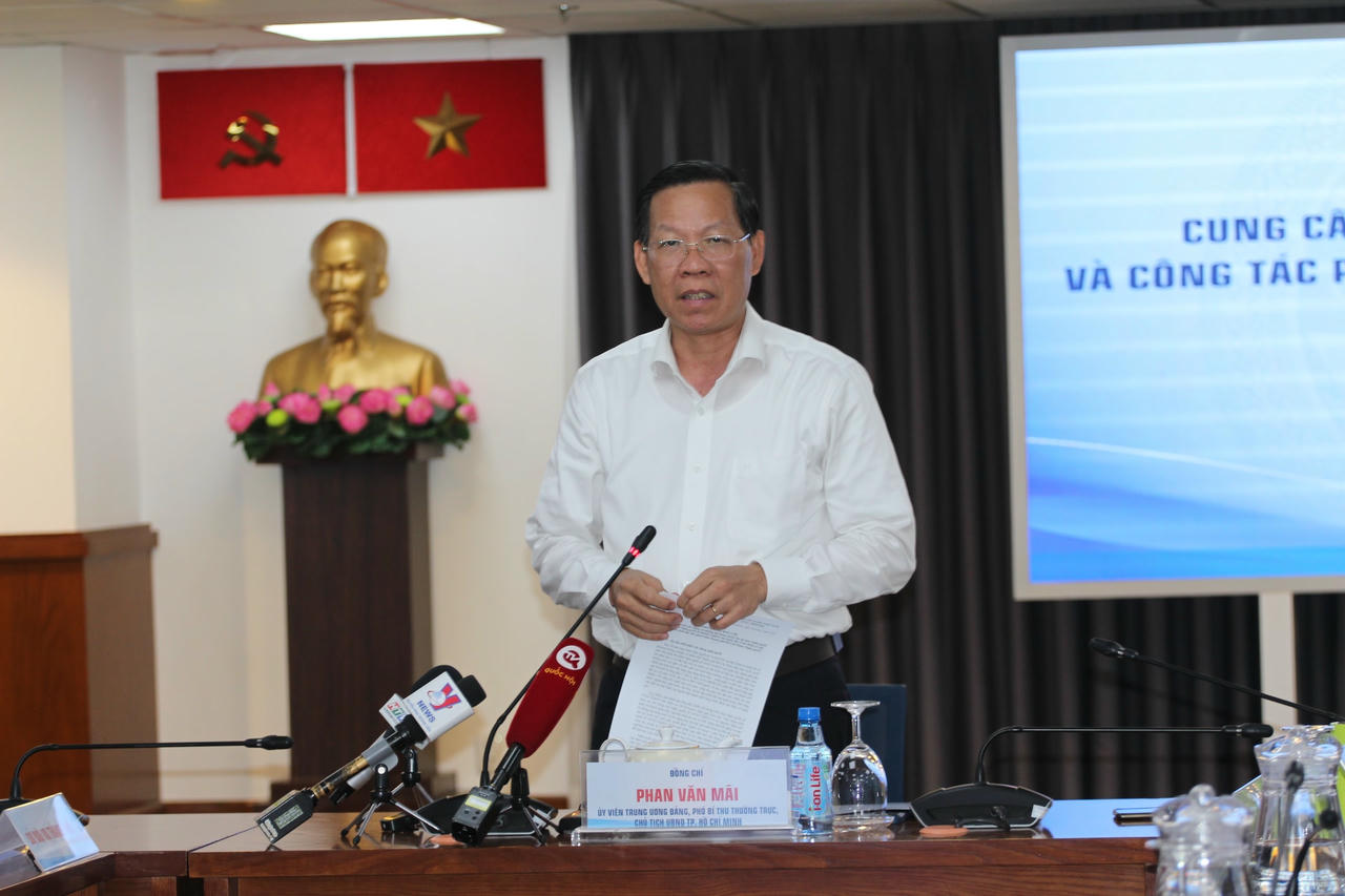 Chủ tịch UBND TP HCM thông tin tại cuộc họp báo.