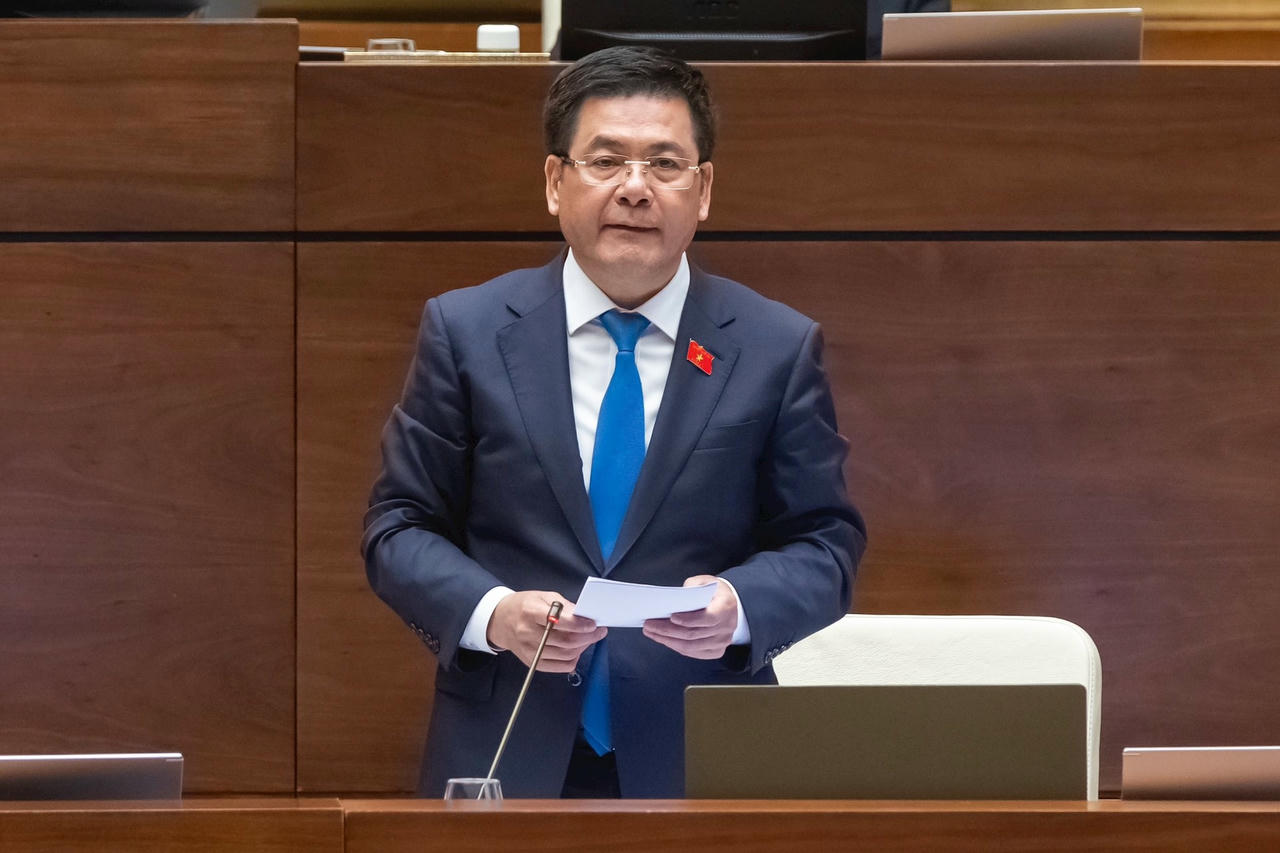 Ông Nguyễn Hồng Diên trả lời chất vấn (Ảnh: Quang Vinh)