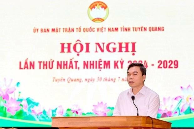Đồng chí Ma Thế Hồng, Phó Bí thư Tỉnh ủy, Chủ tịch Ủyban Mặt trận Tổ Quốc Việt Nam tỉnh Tuyên Quang phát biểu tại hội nghị. Ảnh: Quốc Việt.