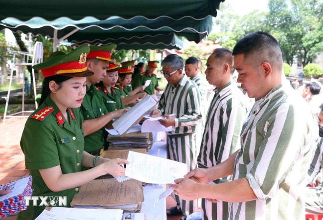 Cán bộ trại giam Phú Sơn 4 (Bộ Công an) trao giấy chứng nhận đặc xá cho người được đặc xá (đợt 2) năm 2025. (Ảnh: Phạm Kiên/TTXVN) ttxvn-0109-pho-thu-tuong-dac-xa-3.jpg