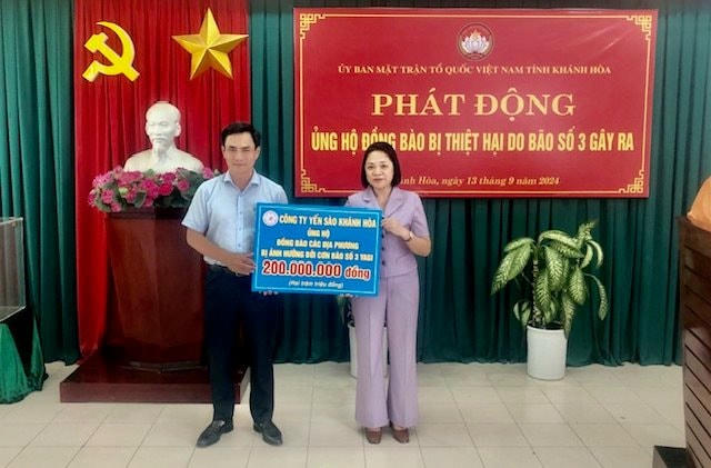 Công ty Yến sào Khánh Hòa ủng hộ tiền do Mặt trận phát động.