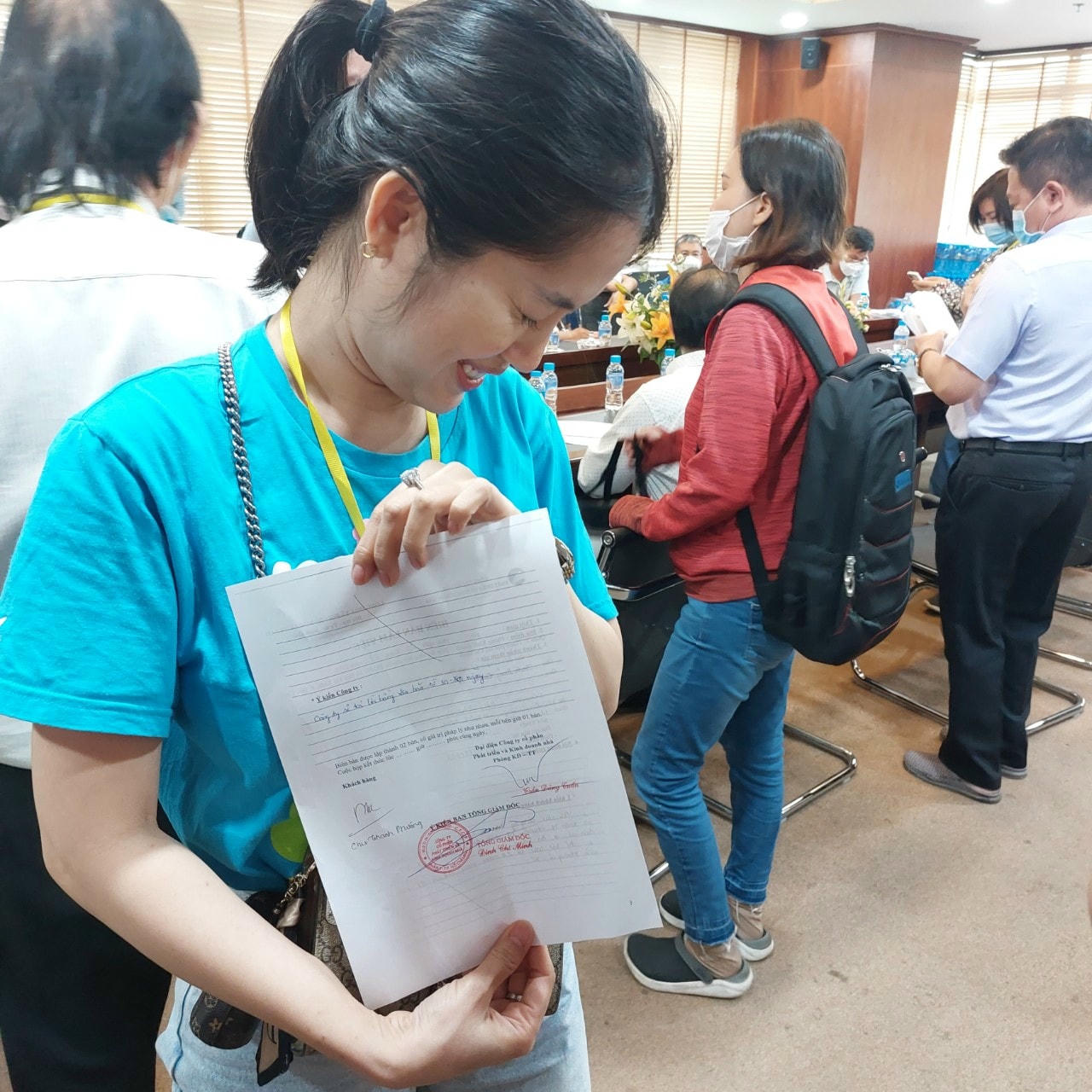 Tại buổi làm việc sáng 22/9, các cư dân đã yêu cầu Công ty HDTC phải nhanh chóng cấp sổ đỏ cho họ.