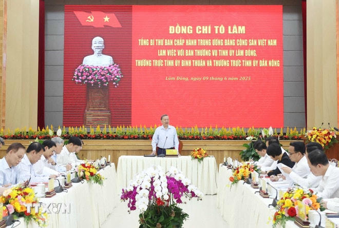 Sáng 9/6, tại Lâm Đồng, Tổng Bí thư Tô Lâm và Đoàn công tác Trung ương làm việc với Ban Thường vụ Tỉnh ủy Lâm Đồng, Thường trực Tỉnh ủy Bình Thuận và Thường trực Tỉnh ủy Đắk Nông. (Ảnh: Thống Nhất/TTXVN) ttxvn-tong-bi-thu-to-lam-1.jpg